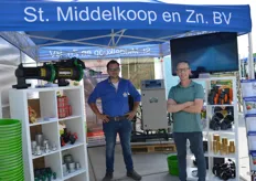 Wouter Baggerman en Arie Pannekoek van St. Middelkoop en Zn. Links van Wouter de nieuwe automatische filter voor onbedekte teelt